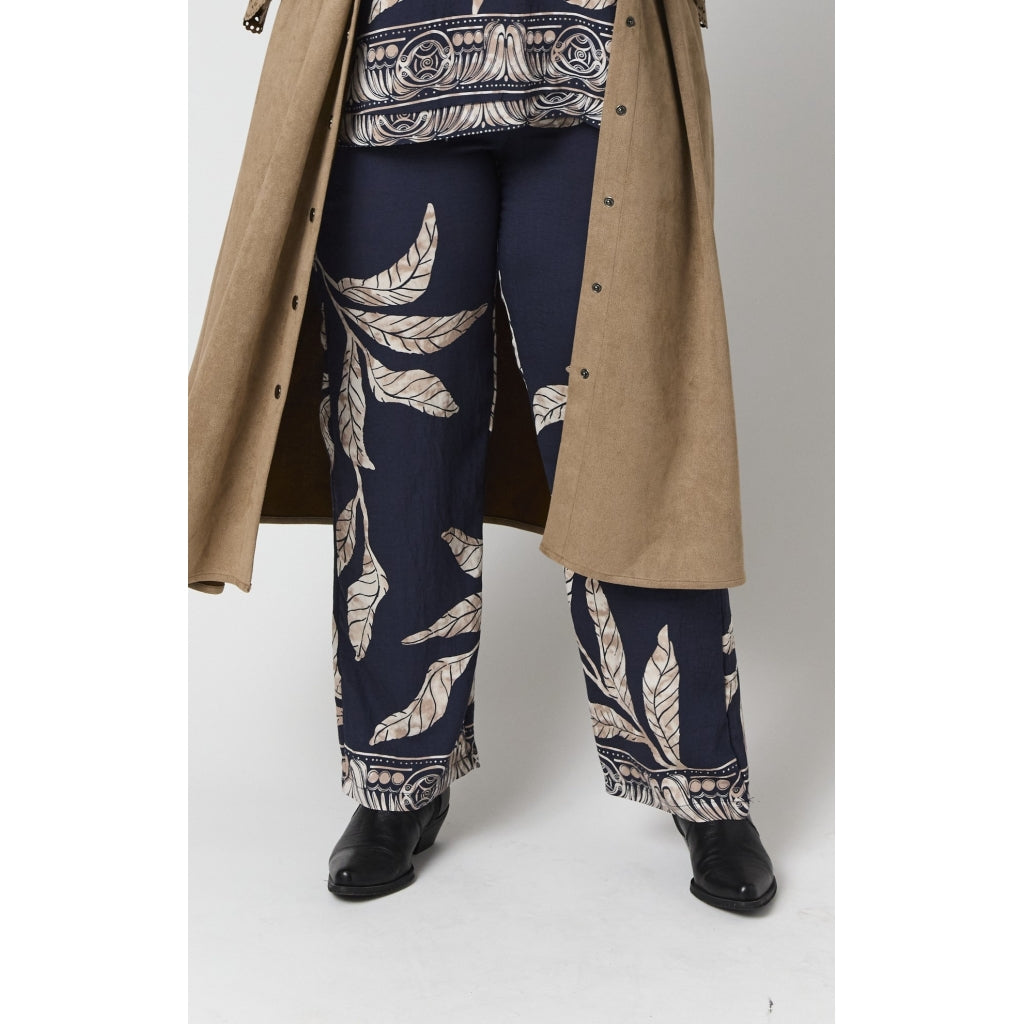 Studio SAnemone Trousers Trousers Navy board with sand flowers