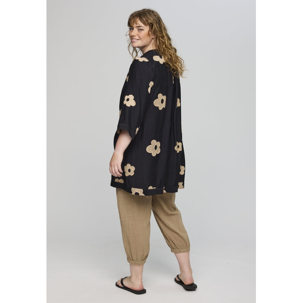 Studio SAnnabelle Tunic Tunic Black with sand flowers