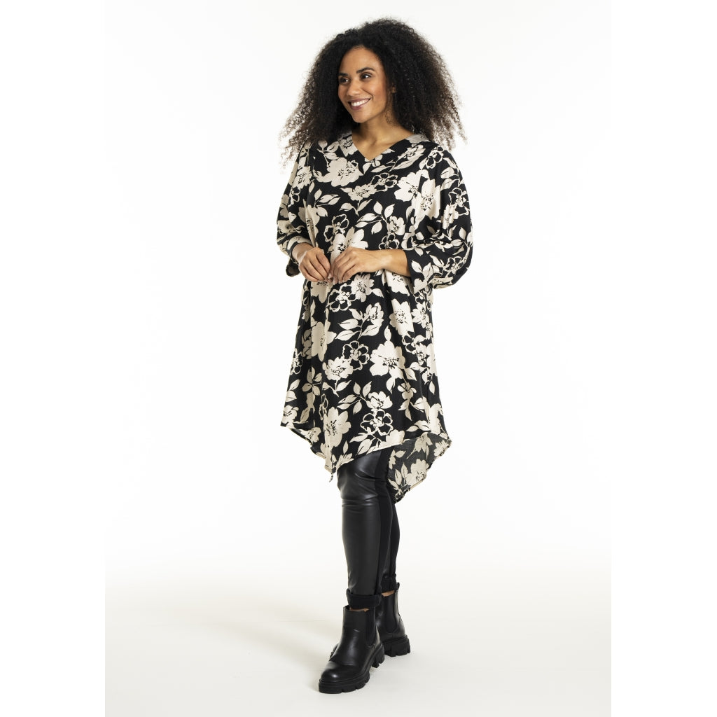 Studio SJuline Tunic Tunic Black with offwhite flower