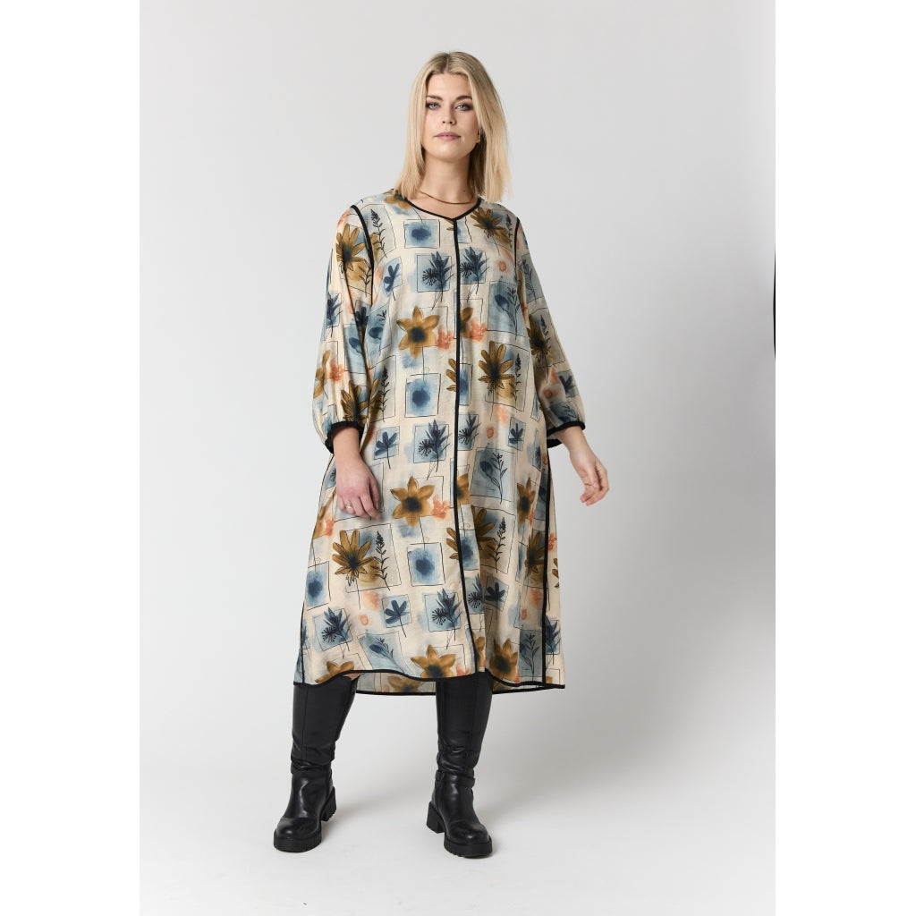 Studio SMarielis Dress Dress Sand with square details