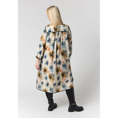 Studio SMarielis Dress Dress Sand with square details
