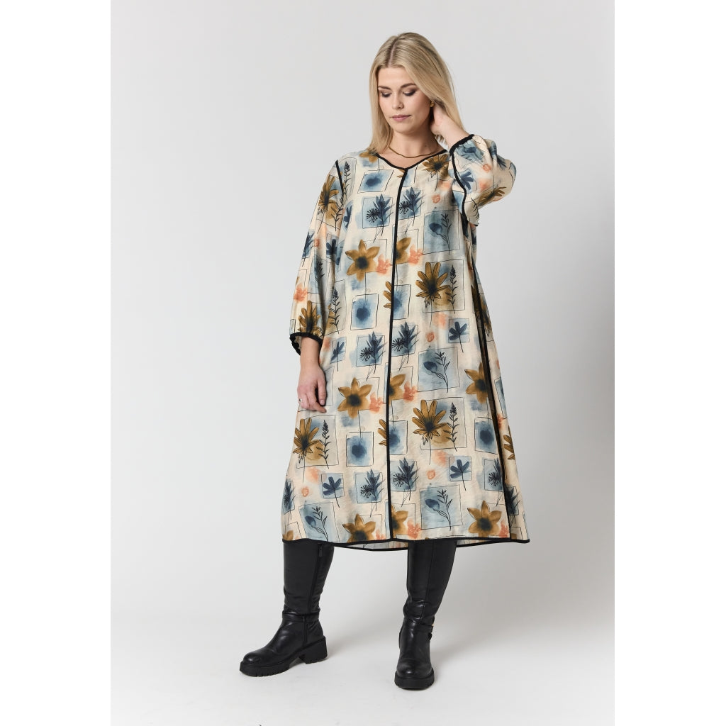 Studio SMarielis Dress Dress Sand with square details