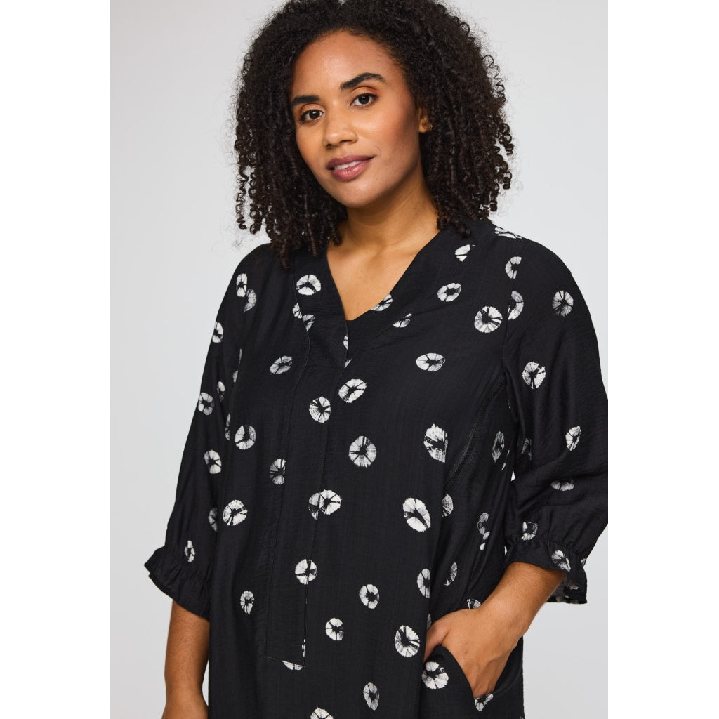 Studio SSaphina Dress with long side zipper Dress Black with circle deco