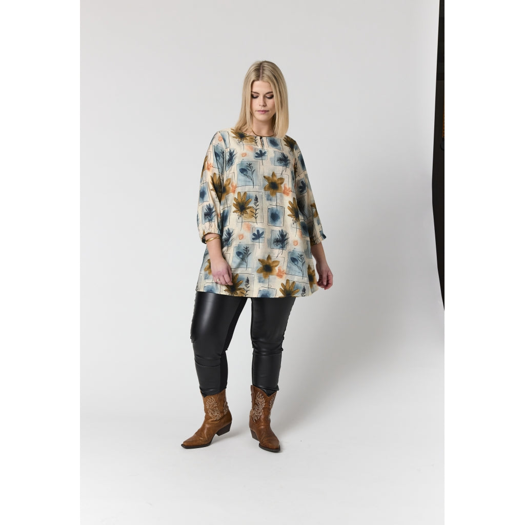 Studio SYvonne Tunic Tunic Sand with square details
